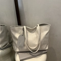 Bolso tote minimalista crema con colgante geométrico y correas largas de hombro - Blanco