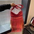 Sac bandoulière rose fuchsia avec rivets dorés et longues franges de style urbain - Rouge