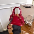 Mini borsa a conchiglia rosso scuro lucida con ciondolo a campana intrecciato - Con Ciondolo / Rosso