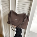 Bolso de hombro marrón minimalista grande con correas de cadena plateadas y solapa - Marrón