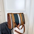 Borsa tote a righe in tela marrone e verde con tracolla a catena dorata - Blu
