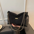 Borsa tote vintage nera in pelle opaca e lucida con catena metallica dorata - Nero