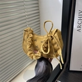 Sac à main en velours côtelé jaune avec nœuds noirs et poignée plissée sous la lumière - Jaune