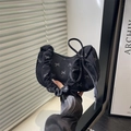 Schwarze Cord-Achseltasche mit silbernen Schleifenmustern und gerafftem Griff - Schwarz