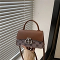 Kleine vintage schoudertas met monogrampatroon, bruine klep en metalen sluiting - Bruin