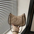 Beige suède gewatteerde okseltas met zwart lederen ketting en gouden hardware - Khaki