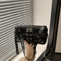 Schwarze Punk-Schultertasche aus Leder mit silbernen Metallnieten und Ösen-Details - Schwarz
