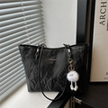 Grande borsa tote nera testurizzata con spalline lunghe e simpatico ciondolo peloso - Con Ciondolo / Nero