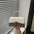 Retro handtas met beige klep en taupe monogramprint voorzien van zilveren sluiting - Wit