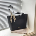 Borsa tote nera con trama martellata, stampa dorata e un elegante foulard in seta - Nero