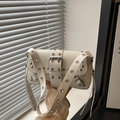 Weiße Punk Y2K Schultertasche mit silbernen Nietösen und metallischem Schnallen-Detail - Weiß