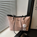 Borsa tote rosa a pieghe con finiture nere e ciondolo decorativo bianco a pompon - Con Ciondolo / Rosa