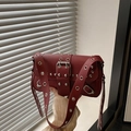 Punk-Stil weinrote Ledertasche mit silbernen Ösen und Nieten-Verzierungen für Damen - Rot