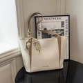 Elegante borsa tote beige in pelle con manici marroni e dettaglio foulard in seta decorativo - Bianco