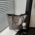 Borsa tote plissettata grigio scuro con bordo nero e ciondolo a sfera in peluche bianco - Con Ciondolo / Grigio