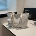 Borsa tote bianca minimalista con trama a rilievo e ciondolo a forma di nuvola - Con Ciondolo / Bianco