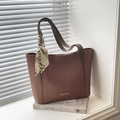 Borsa tote marrone a grana con scritta dorata e foulard decorativo in seta sul manico - Marrone