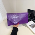 Schicke lila Umschlag-Clutch mit Krokodil-Prägung aus Kunstleder für moderne Damen - Lila