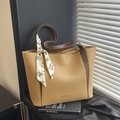 Grande borsa tote in pelle kaki con sciarpa di seta e manici marroni - Cachi