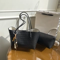 Grande borsa tote nera intrecciata con pochette interna e ciondolo in perline di legno - Con Ciondolo / Nero