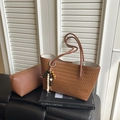 Borsa tote in pelle intrecciata marrone con pochette interna e ciondolo di perle - Con Ciondolo / Marrone
