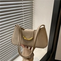 Elegante bolso de hombro en ante beige con hebilla dorada de arco y doble correa - Caqui