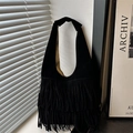 Bolso tote minimalista de ante negro con flecos largos y correa de hombro integrada - Negro
