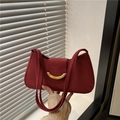 Bolso de hombro retro en ante burdeos con hebilla dorada y correas dobles delgadas - Rojo