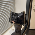 Modische schwarze Pailletten-Minianhänger-Tasche mit metallischen Schuppen und Goldkette - Schwarz