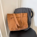 Bolso tote de pana marrón con correas anchas y parche de cuero para el uso diario - Marrón