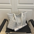 Ensemble sac cabas en tweed blanc cassé avec pochette assortie et détails dorés chic - Blanc