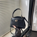 Sac à main carré noir chic en simili crocodile avec boucle dorée et poignée ronde - Noir