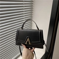 Bolso bandolera de cuero negro estructurado con hebilla metálica dorada en forma de V - Negro