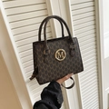 Elegante borsa a tracolla marrone scuro con stampa lettere M e logo in oro lucido - Marrone