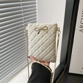 Borsa a tracolla trapuntata bianco crema con fiocco in metallo dorato e catena intrecciata - Bianco