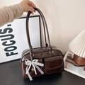 Borsa a spalla in pelle PU marrone scuro con ciondolo a fiocco di perle e tasche frontali - Con Ciondolo / Marrone