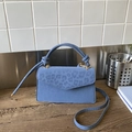 Elegante blauwe handtas met luipaardprint flap en stijlvol handvat met knoop - Blauw