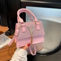 Roze crossbodytas met pailletten, gouden V-beslag en een stijlvolle kwastjes hanger - Roze