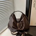 Borsa a spalla marrone scuro con fiocco in pelle sintetica lucida e tracolla larga - Marrone