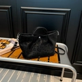 Borsa a spalla leopardata nera con finiture argento e tracolla staccabile - Nero