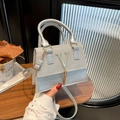 Bolso bandolera gris plata con logo en V de metal, borla y asa superior rígida - Plateado