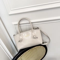 Beigefarbene Eimertasche aus Kunstleder mit goldenem Logo und verstellbarem Gurt - Weiß