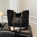 Bolso tote grande de ante negro con logo circular, cadena dorada y estilo urbano moderno - Negro