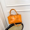 Lebhafte orangefarbene Lackleder-Beuteltasche mit Knotengriff und Silber-Details - Orange