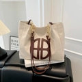 Bolso tote grande de ante beige con logo marrón y correa de cadena dorada y piel - Blanco