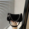 Bolso baguette negro mate con cadena plateada y detalle de dije de lazo chic - Negro