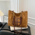 Bolso tote de ante sintético en color caramelo con cadena dorada y detalle circular - Marrón
