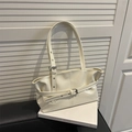 Borsa tote minimalista bianco crema con finitura lucida e dettaglio con cinturino - Bianco
