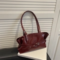 Borsa a spalla in pelle verniciata rosso scuro con fibbie decorative e design retrò - Rosso