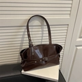Borsa tote in pelle lucida marrone scuro con fibbia argentata e tracolla regolabile - Marrone